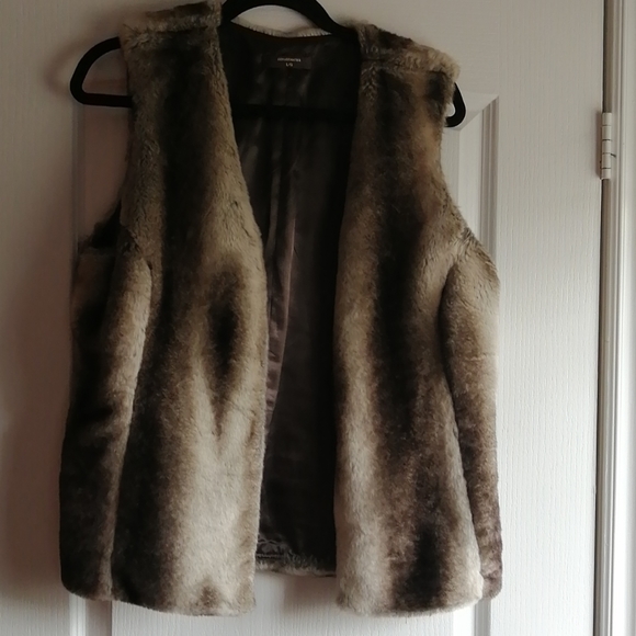 Denver Hayes Other - Denver hanes faux fur vest cozy and warm